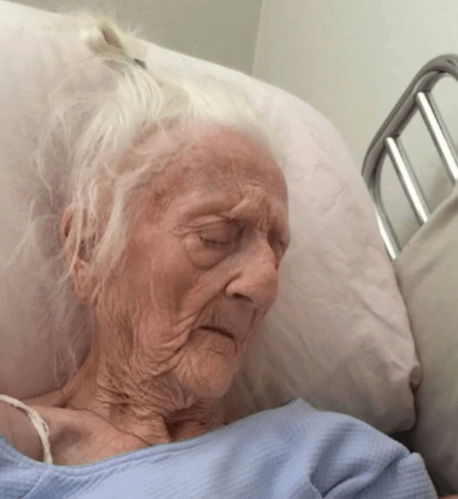 Before passing away, a 101-year-old held his newborn great-granddaughter.